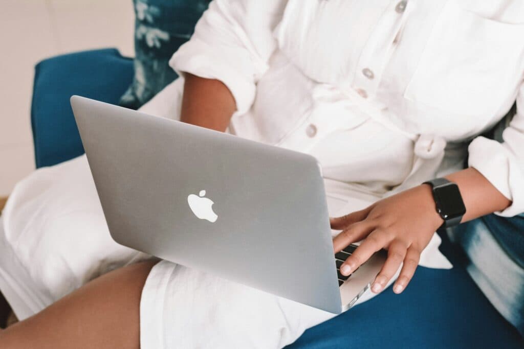 Personne consultant une formation en ligne sur un ordinateur portable