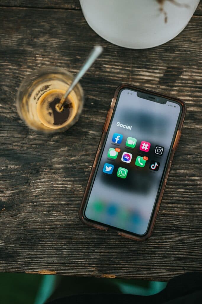 Community manager gérant les réseaux sociaux d'une entreprise
