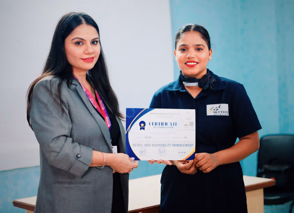 Deux femmes tenant un certificat, symbole de la validation rapide d'une compétence par une micro-certification